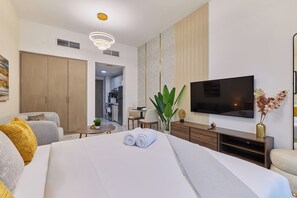 Ropa de cama de alta calidad y caja de seguridad en la habitación 