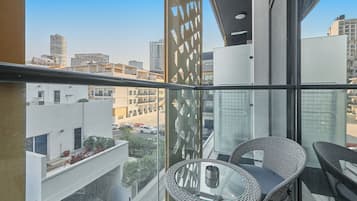 Premium Studio, 1 King Bed | Balcony