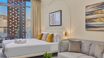 Premium Studio, 1 King Bed | Premium bedding, in-room safe, iron/ironing board, free WiFi