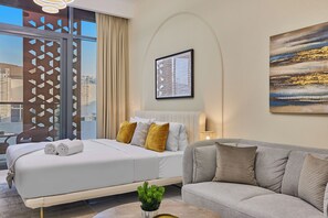 Premium Studio, 1 King Bed | Premium bedding, in-room safe, iron/ironing board, free WiFi