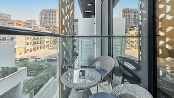 Premium Studio, 1 King Bed | Balcony