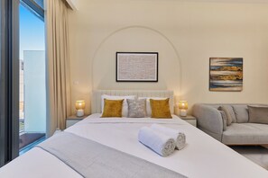Premium Studio, 1 King Bed | Premium bedding, in-room safe, iron/ironing board, free WiFi