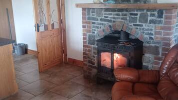 Room, 1 Bedroom | Living room