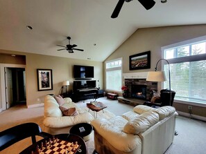 Smart TV, fireplace, books, stereo - Golf Course home sleeps 6 (Port Orchard)