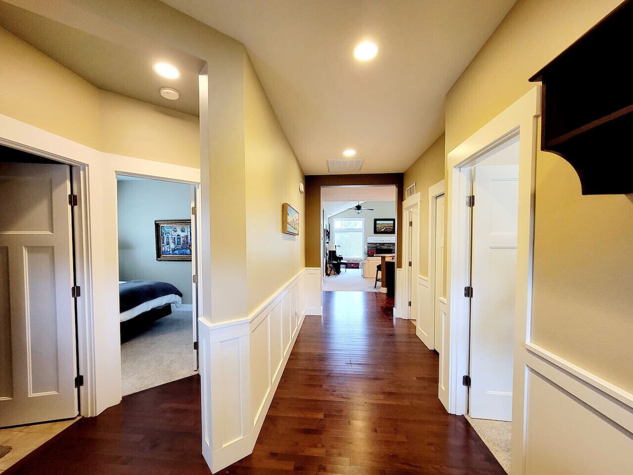 办公桌、熨斗/熨衣板、旅行婴儿床、免费 WiFi