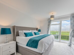 5 室のベッドルーム、WiFi (無料)、ベッドシーツ