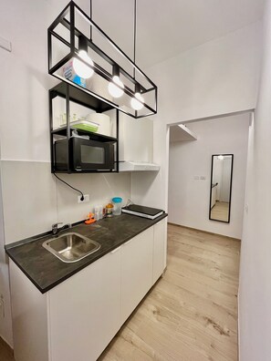 Refrigerador, microondas, placa de cocina, cafetera/tetera