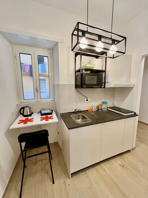 Kjøleskap, mikrobølgeovn, kokeplater og kaffetrakter/tekoker