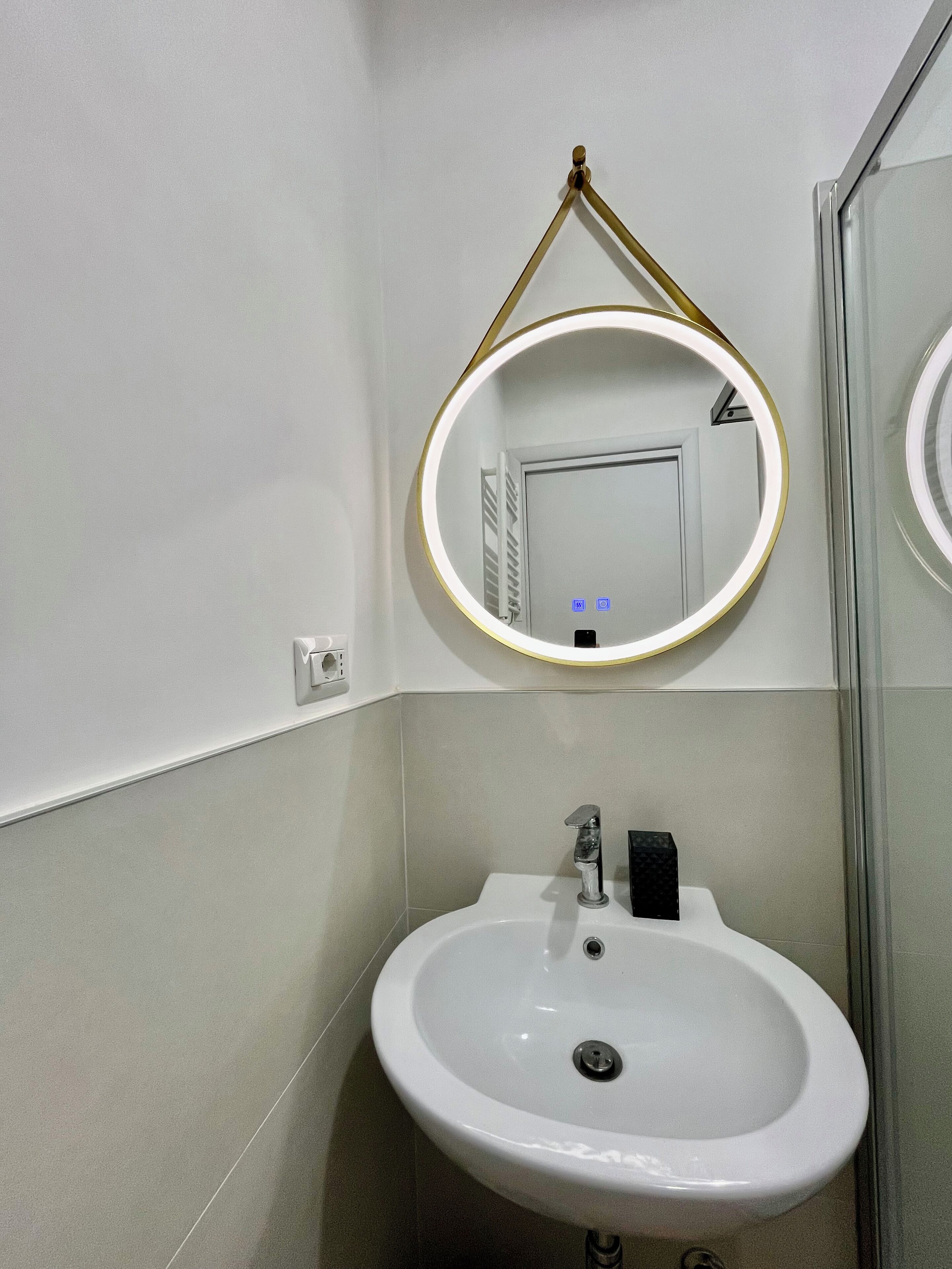 Douche, sèche-cheveux, serviettes fournies, savon