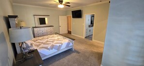 3 bedrooms, desk, iron/ironing board, WiFi - Open Water Lake LBJ!  Kayaks/Paddleboards, Swimming, Fire Pit, Dog Friendly (Kingsland)