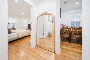 5 bedrooms, free WiFi, bed sheets - Spacious 5-Bedroom 3-full bath Boston Home, Subway access & Scenic View (Boston)