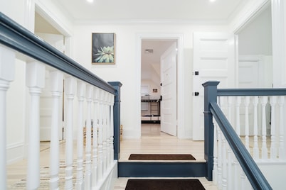 Spacious 5-Bedroom 3-full bath Boston Home, Subway access & Scenic View