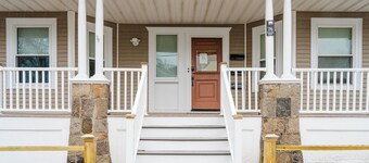 Spacious 5-Bedroom 3-full bath Boston Home, Subway access & Scenic View