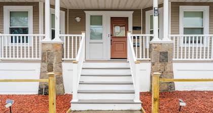 Spacious 5-Bedroom 3-full bath Boston Home, Subway access & Scenic View