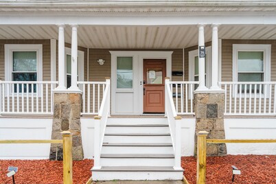 Spacious 5-Bedroom 3-full bath Boston Home, Subway access & Scenic View