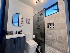Dusche, Haartrockner, Handtücher, Seife