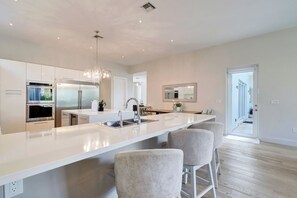 Réfrigérateur, chaise haute