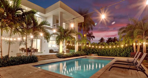 Luxurious Beach Retreat w/ Heated Pool&basketball