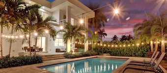 Luxurious Beach Retreat w/ Heated Pool&basketball