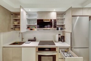 Kühlschrank, Mikrowelle, Ofen, Herdplatte