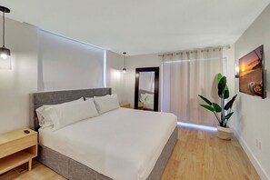 2 bedrooms, desk, iron/ironing board, free WiFi - Modern 2-Bedroom in Central South Beach Location (Miami Beach)