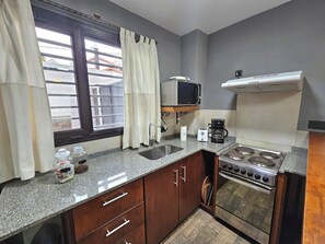 Estúdio família, vista para o lago | Cozinha privada | Geladeira, micro-ondas, fogão, cooktop