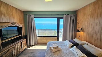 Deluxe Studio, Lake View | Laptop workspace, free WiFi