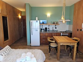 Refrigerador, microondas, horno, placa de cocina