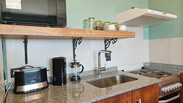 Deluxe Studio, Lake View | Private kitchen