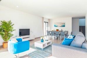 TV, foosball - Villa w/ Heatable Pool and BBQ in Albufeira (Albufeira)