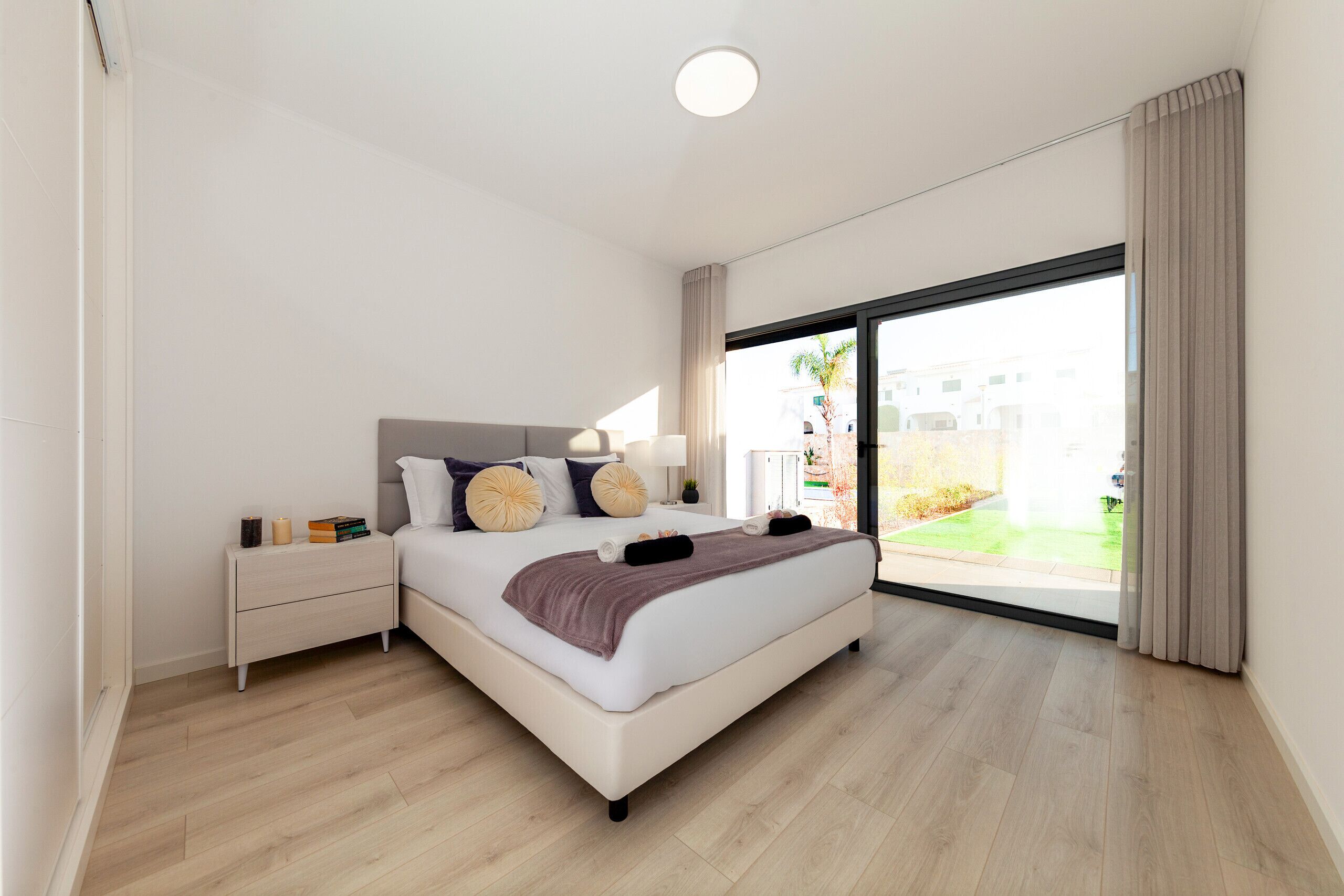 3 slaapkamers, een strijkplank/strijkijzer, gratis wifi, beddengoed