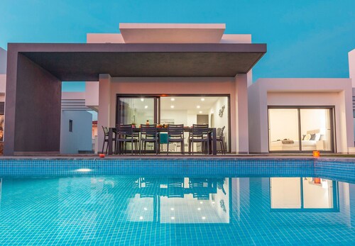 Villa w/ Heatable Pool and BBQ in Albufeira
