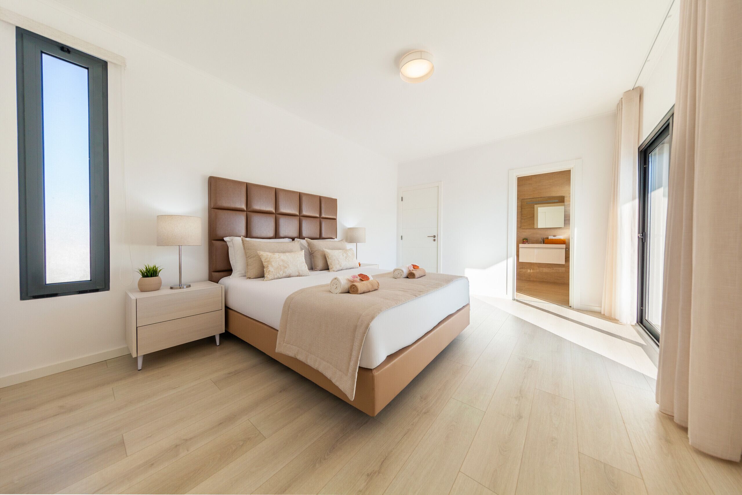 3 slaapkamers, een strijkplank/strijkijzer, gratis wifi, beddengoed