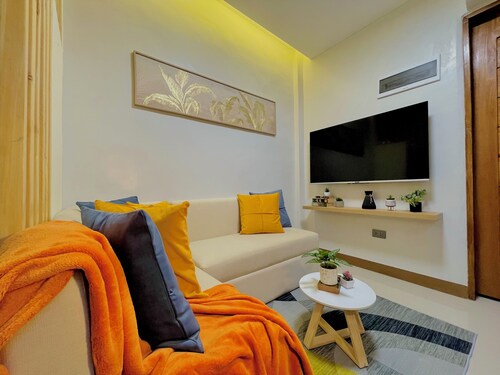 02 Easy Access Stay, Minutes from Airport on Main Road