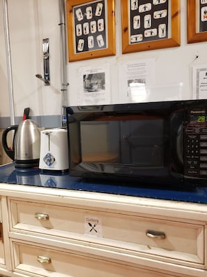 Großer Kühlschrank, Mikrowelle, Toaster, Reiskocher
