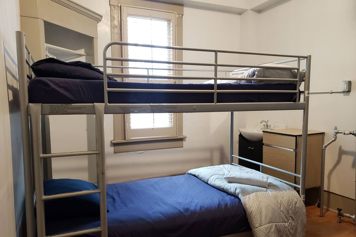 WiFi (free), bed sheets