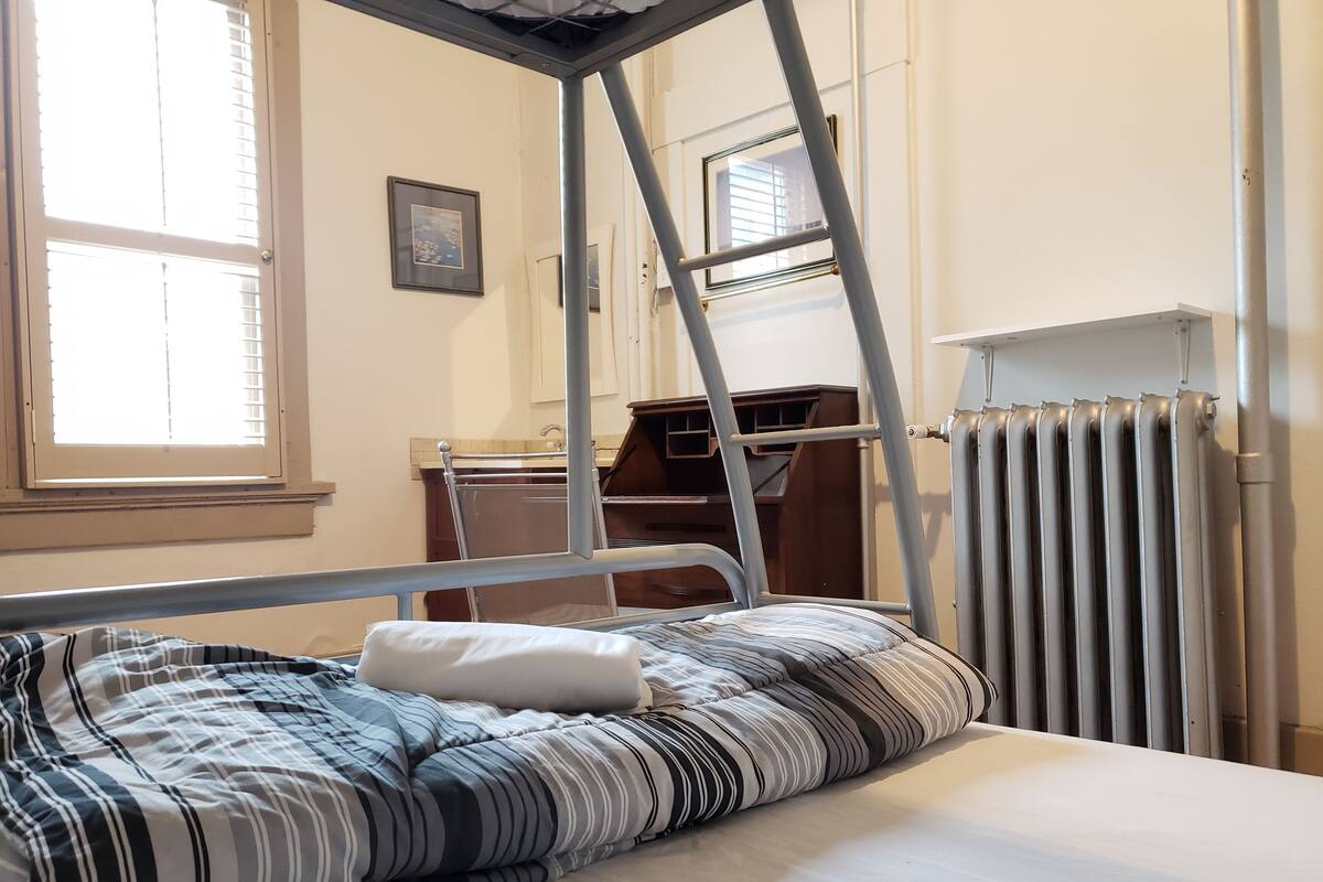 WiFi (free), bed sheets