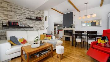 Apartment | Living room | Fireplace