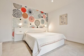 2 bedrooms, travel crib, free WiFi, bed sheets