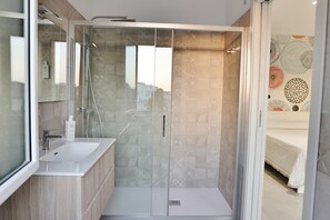 Een douche, een haardroger, een bidet, handdoeken