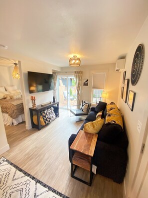 Living area - Bee Peaceful Studio in enchanting Eugene. (eugene)