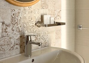 Shower, hair dryer, bidet, towels