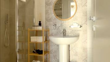 Doccia, asciugacapelli, bidet, asciugamani