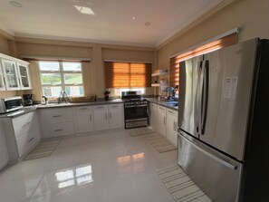 Deluxe Condo, 2 Bedrooms, Non Smoking, City View | Dapur peribadi | Pembancuh kopi/teh, cerek elektrik 