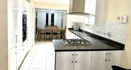 Cosy 3 Bed Apartment - Sleeps 6