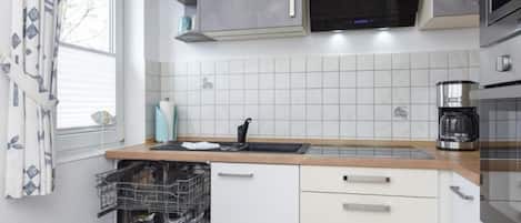 Een koelkast, een magnetron, een oven, een vaatwasser
