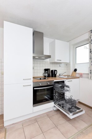 Fridge, microwave, oven, dishwasher - House Kajedeich FeWo Krabbe (Bensersiel)