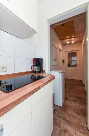 Een koelkast, een microgolfoven, een oven, een vaatwasser