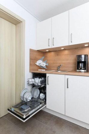 Kylskåp, mikrovågsugn, ugn och diskmaskin