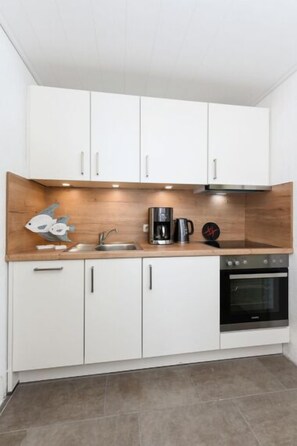 Kylskåp, mikrovågsugn, ugn och diskmaskin